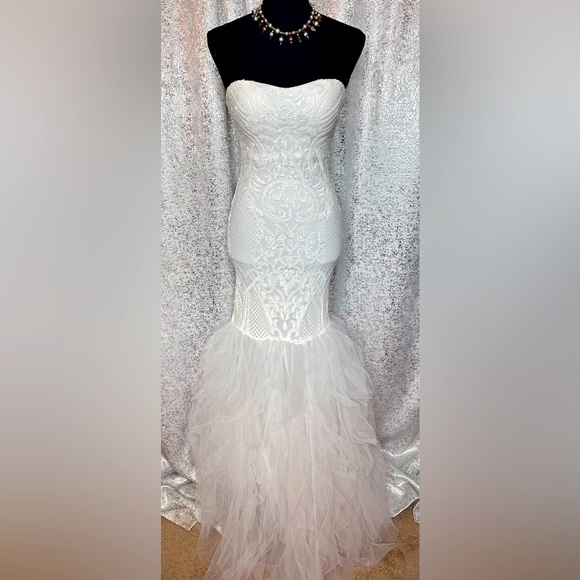 Dresses & Skirts - NWT Lace and sequined gown